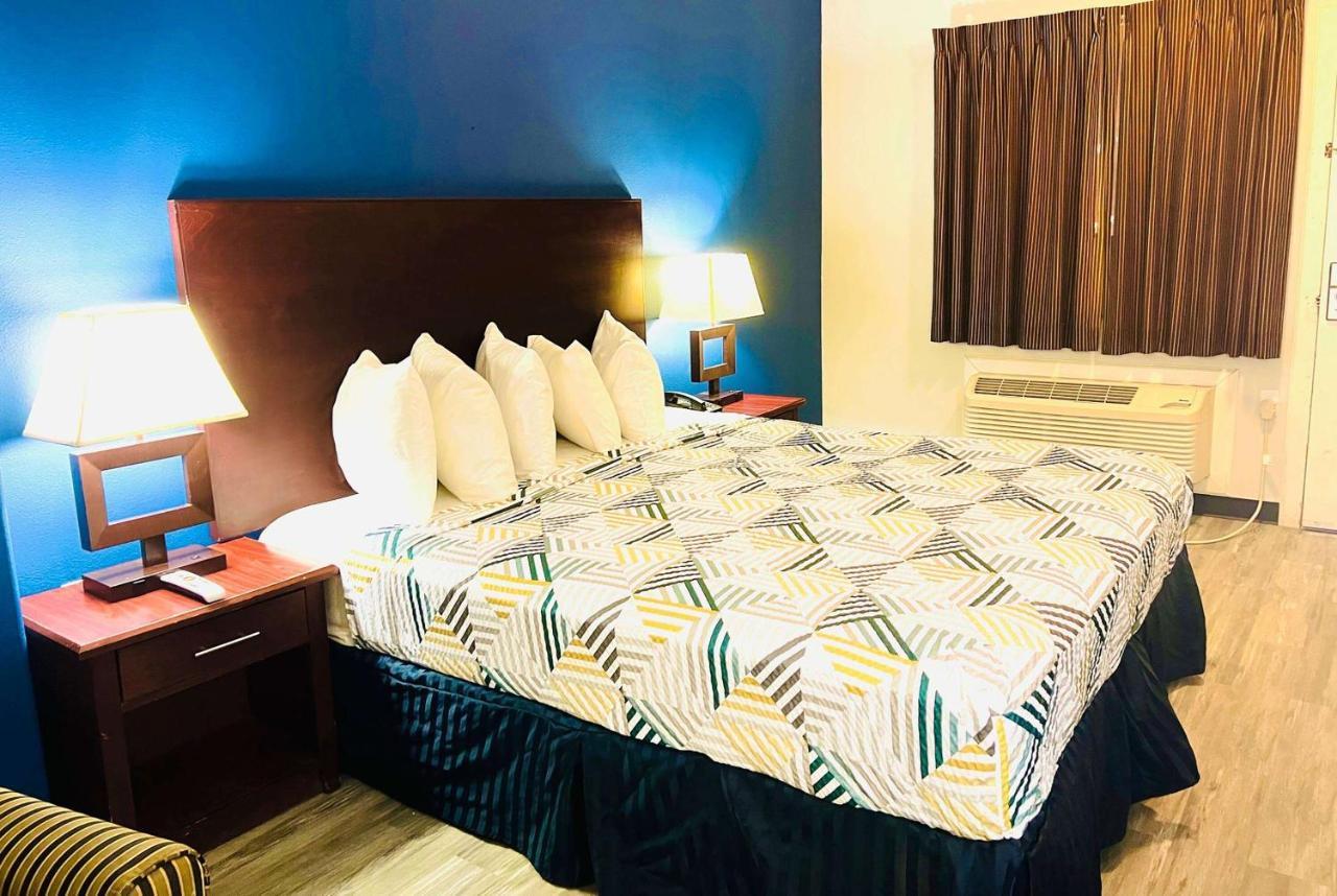 Baymont By Wyndham Ridgecrest Motel Bagian luar foto