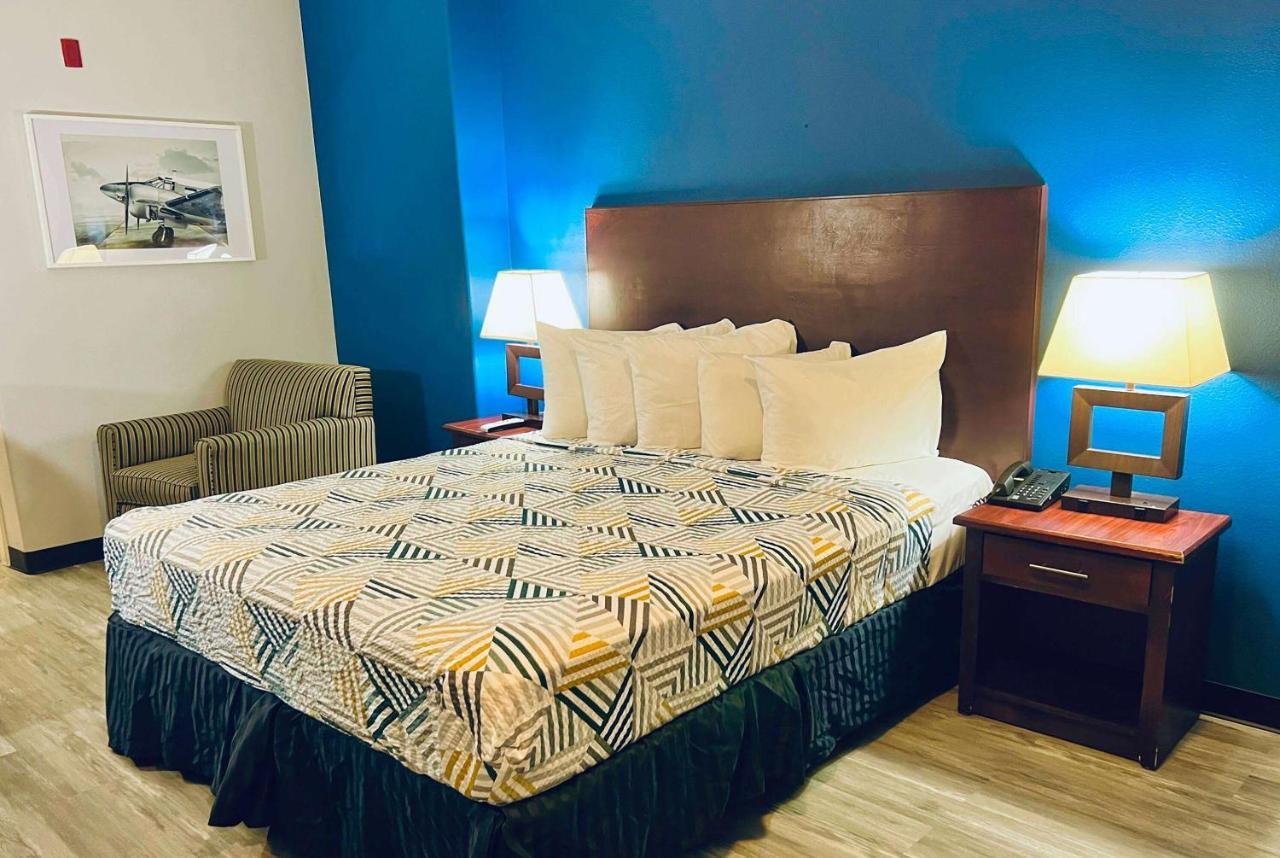 Baymont By Wyndham Ridgecrest Motel Bagian luar foto